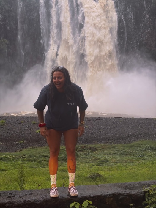 Shloy devant une cascade
