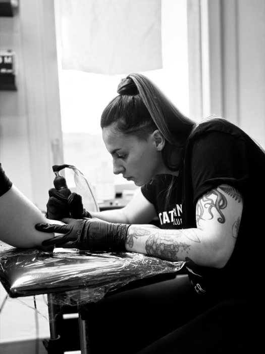 Shloy en train de tatouer